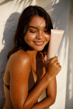 Load image into Gallery viewer, Vani-T Bronzing Custard Gradual Tan 200ML