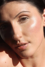 Load image into Gallery viewer, Vani-T Liquid Radiance Highlighter 50ML
